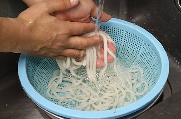 麺を流水で優しく洗う
